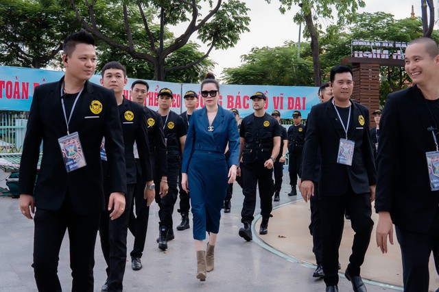 Hoa hậu Bùi Thị Hà được 100 vệ sĩ bảo vệ tại MMA Rising Legend- Ảnh 4.
