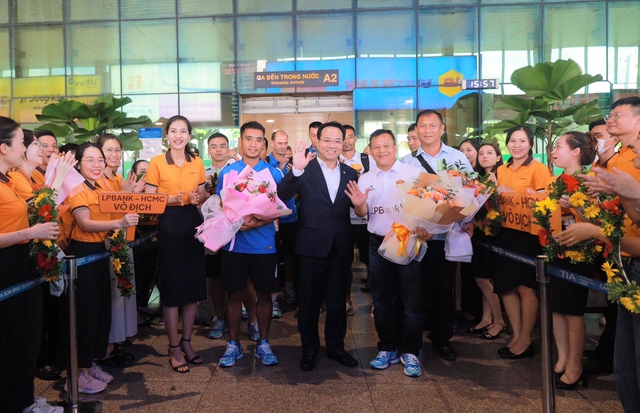 Ông Hoàng Văn Phúc - Phó Tổng Giám đốc LPBank đại diện Nhà tài trợ chào đón và tặng hoa HLV trưởng CLB bóng đá LPBank - HCMC Lư Đình Tuấn