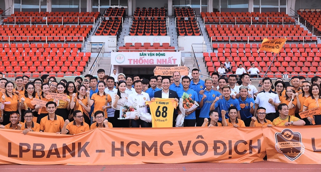 Không khí cuồng nhiệt chào đón CLB LPBank - HCMC tại Sân vận động Thống Nhất