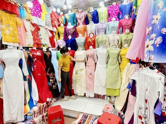 Tiểu thương bán áo dài tại chợ Bến Thành không muốn bán online dù kinh doanh ế ẩm Ảnh: LÊ TỈNH