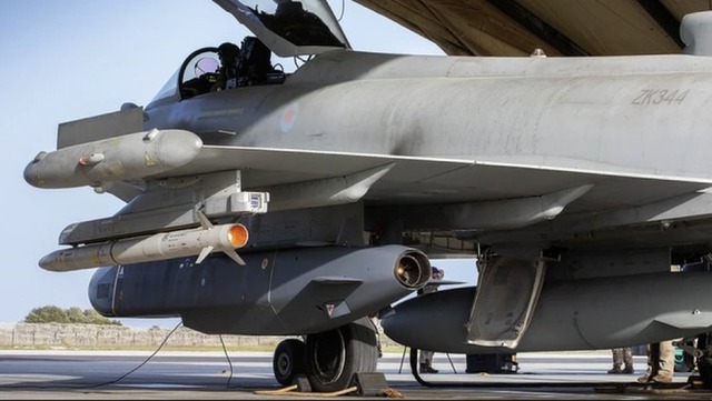 Tên lửa Storm Shadow dưới cánh máy bay chiến đấu Typhoon của Anh. Ảnh: The Drive