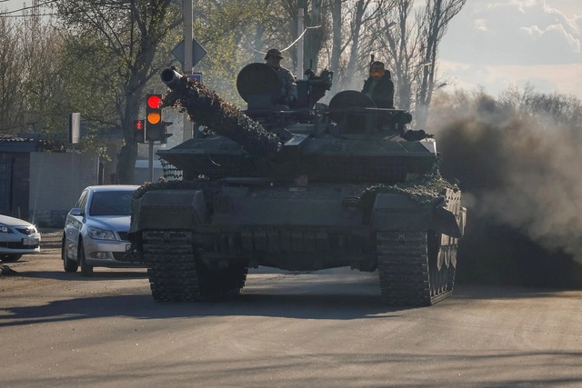 Lực lượng Nga lái xe tăng ở Donetsk, miền Đông Ukraine. Ảnh: Reuters