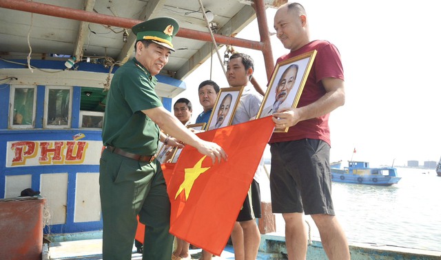 Trao 2.000 lá cờ Tổ quốc cùng 70 phần học bổng tại Bà Rịa - Vũng Tàu- Ảnh 11.