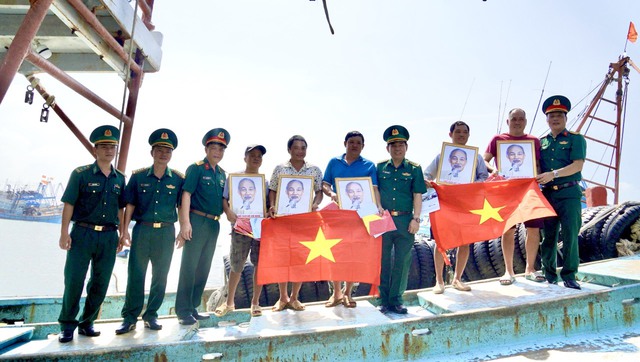 Trao 2.000 lá cờ Tổ quốc cùng 70 phần học bổng tại Bà Rịa - Vũng Tàu- Ảnh 10.