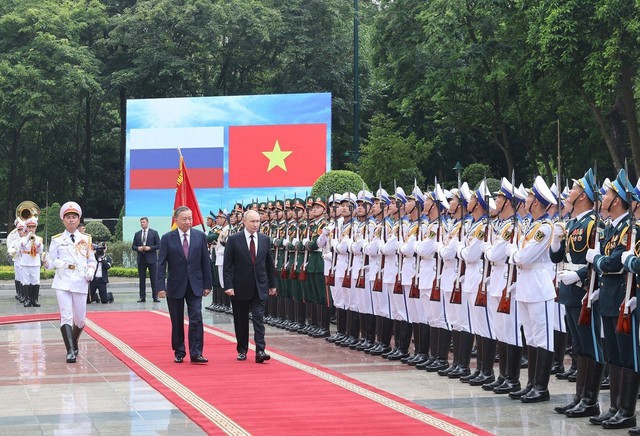 Chủ tịch nước Tô Lâm và Tổng thống Liên bang Nga Vladimir Putin duyệt Đội danh dự Quân đội nhân dân Việt Nam Ảnh: TTXVN