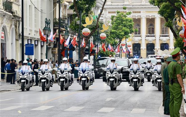 VIDEO: Đoàn xe Tổng thống Putin di chuyển trên đường phố Hà Nội- Ảnh 1.