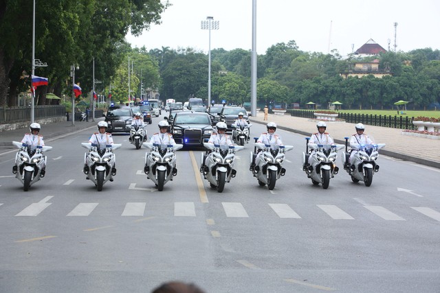 VIDEO: Đoàn xe Tổng thống Putin di chuyển trên đường phố Hà Nội- Ảnh 4.