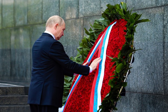 Tổng thống Vladimir Putin vào Lăng viếng Chủ tịch Hồ Chí Minh- Ảnh 1.