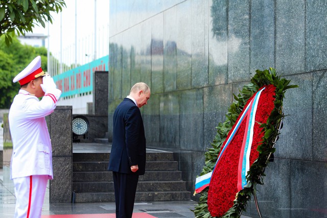 Tổng thống Vladimir Putin vào Lăng viếng Chủ tịch Hồ Chí Minh- Ảnh 12.