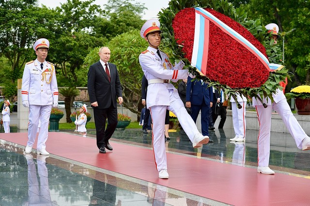 Tổng thống Vladimir Putin vào Lăng viếng Chủ tịch Hồ Chí Minh- Ảnh 13.
