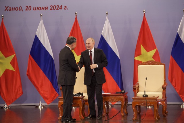 Tổng thống Vladimir Putin xúc động trước tình cảm nồng ấm của các cựu du học sinh- Ảnh 4.