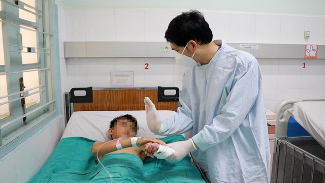 Bé trai bị phỏng bàn tay do điện giật điều trị tại Bệnh viện Nhi Đồng 2 (TP HCM) Ảnh: HẢI YẾN