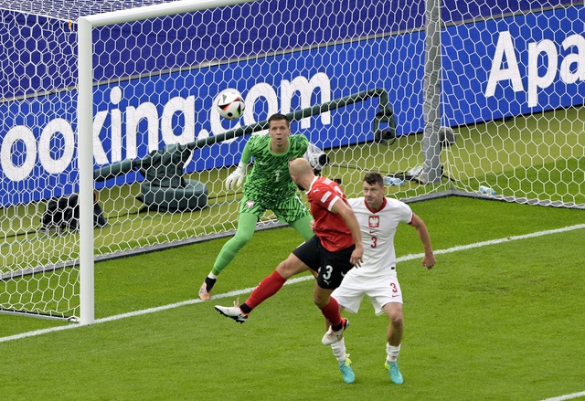 Gernot Trauner đánh đầu ghi bàn mở tỉ số cho Áo