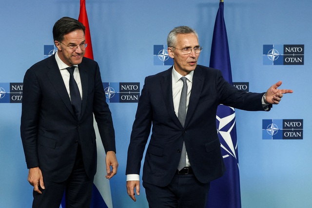 Ông Mark Rutte (trái), thủ tướng sắp mãn nhiệm của Hà Lan, và Tổng thư ký NATO Jens Stoltenberg tại trụ sở NATO ở thủ đô Brussels – Bỉ hôm 17-4  Ảnh: Reuters