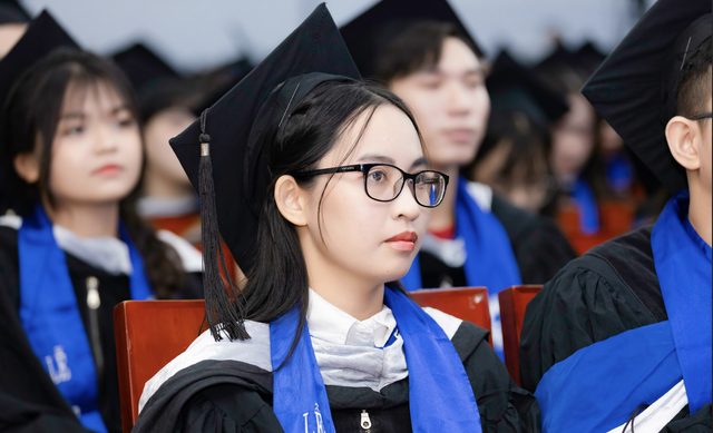 Trường ĐH Mở TP HCM trao bằng tốt nghiệp cho 956 sinh viên- Ảnh 1.