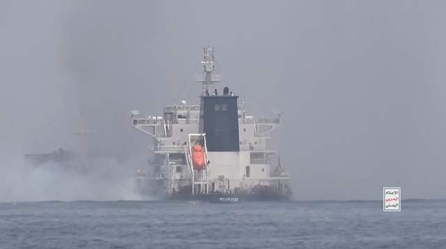 Tàu MV Tutor bị tấn công ở biển Đỏ hôm 12-6Ảnh: Reuters