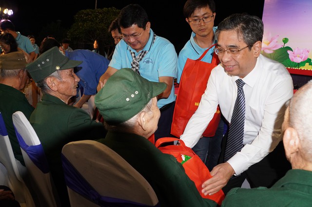 Đảng ủy khối Dân - Chính - Đảng TP HCM và Báo Người Lao Động trao tặng 1.000 lá cờ Tổ quốc - Ảnh 4.