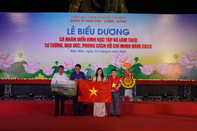 Đảng ủy khối Dân - Chính - Đảng TP HCM và Báo Người Lao Động trao tặng 1.000 lá cờ Tổ quốc - Ảnh 2.