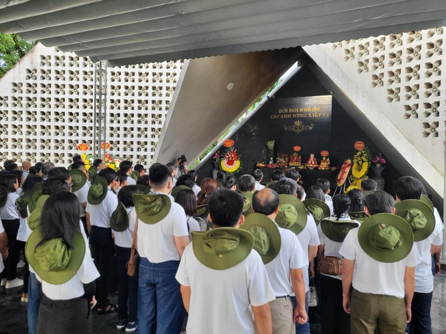 Đảng ủy khối Dân - Chính - Đảng TP HCM và Báo Người Lao Động trao tặng 1.000 lá cờ Tổ quốc - Ảnh 6.