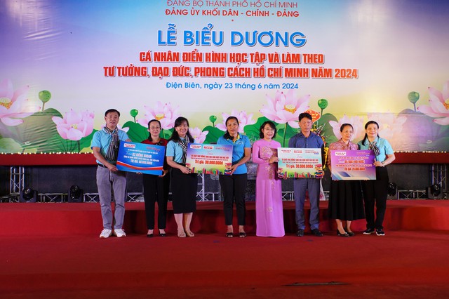 Đảng ủy khối Dân - Chính - Đảng TP HCM và Báo Người Lao Động trao tặng 1.000 lá cờ Tổ quốc - Ảnh 3.