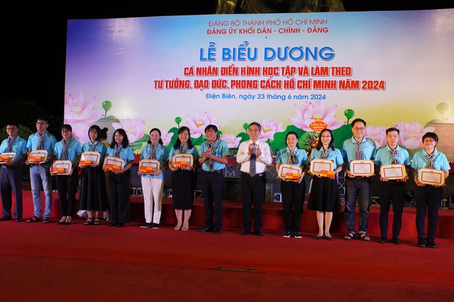 Đảng ủy khối Dân - Chính - Đảng TP HCM và Báo Người Lao Động trao tặng 1.000 lá cờ Tổ quốc - Ảnh 1.