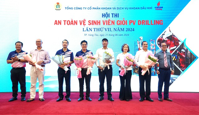 Chủ tịch HĐQT PV Drilling Mai Thế Toàn và Phó Tổng giám đốc Đinh Quang Nhựt - Trưởng ban tổ chức hội thi tặng hoa các thành viên Ban giám khảo