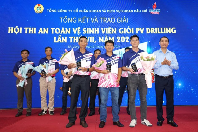 Ông Nguyễn Huy Trọng, Phó chủ tịch Công đoàn TCT - Trưởng Ban An toàn - Chất lượng PV Drilling trao giải Ba cho 3 đơn vị Vietubes, PVD Offshore và PVD Well Services