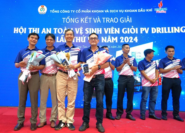 Ông Nguyễn Ngọc Phương - Trưởng Ban Nhân sự - Đào tạo PV Drilling trao giải Phong trào cho 3 đơn vị PVD Tech, PVD Logging - Expro và Liên danh PVD - Baker Hughes