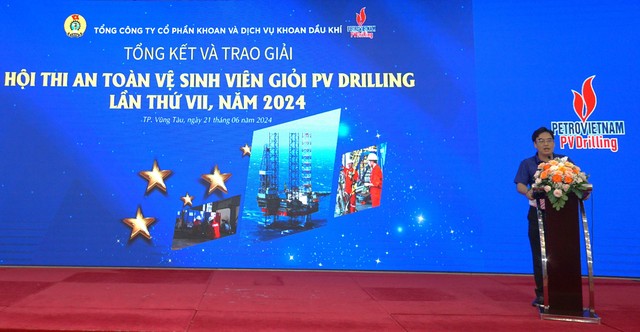 Chủ tịch Công đoàn PV Drilling Hoàng Xuân Bách - Phó Ban tổ chức hội thi phát biểu tổng kết tại lễ trao giải