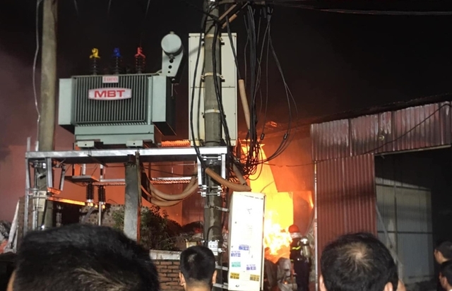 Cháy nhiều xưởng sản xuất giấy làng nghề Phong Khê- Ảnh 1.