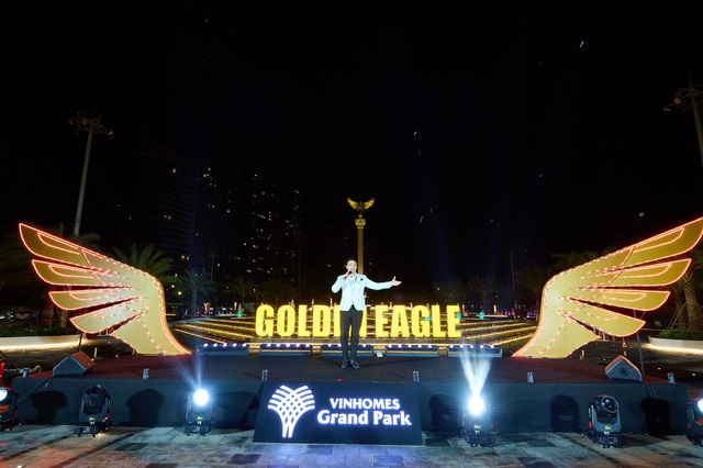 Đông đảo cư dân và du khách đã hòa vào không khí sôi động của sự kiện khai trương quảng trường Golden Eagle
