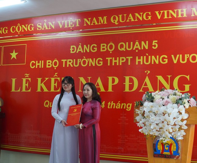 Trước kỳ thi tốt nghiệp THPT: 4 học sinh TP HCM được kết nạp Đảng- Ảnh 1.