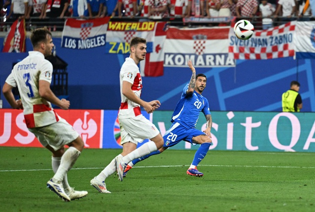Mattia Zaccagni vuốt bóng vào góc cao cầu môn Croatia