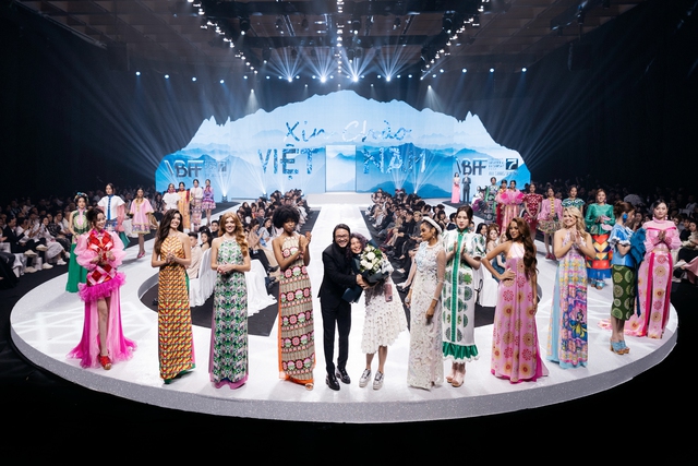 Hoa hậu Thế giới 2019 hát tiếng Việt- Ảnh 1.