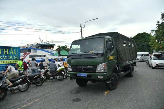 Hàng trăm thí sinh vượt biển vào đất liền thi tốt nghiệp THPT- Ảnh 10.