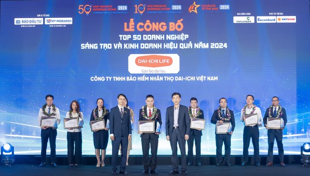 Ông Ngô Việt Phương - Phó Tổng Giám đốc Kinh doanh Dai-ichi Life Việt Nam - nhận giải thưởng “Top 50 Doanh nghiệp Sáng tạo và Kinh doanh hiệu quả năm 2024” tại Lễ trao giải