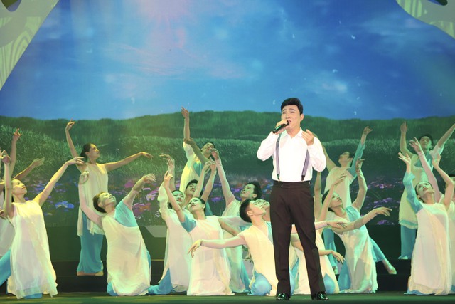 Ca sĩ Cẩm Vân, Tạ Minh Tâm, Quang Linh, Hiền Thục... tụ hội đêm nhạc Trần Long Ẩn- Ảnh 16.