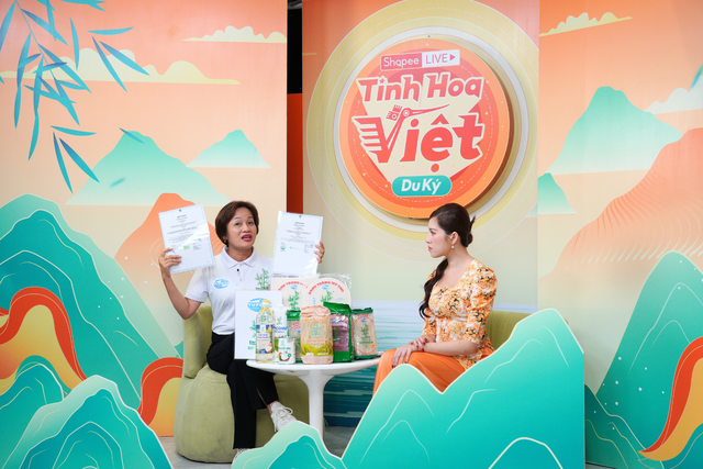 Chị Huỳnh Vũ Thanh - Giám đốc Tufoco Ba Cây Tre thậm chí còn mang đầy đủ các giấy chứng nhận chất lượng sản phẩm lên livestream để chứng thực về độ uy tín cho các dòng sản phẩm của thương hiệu