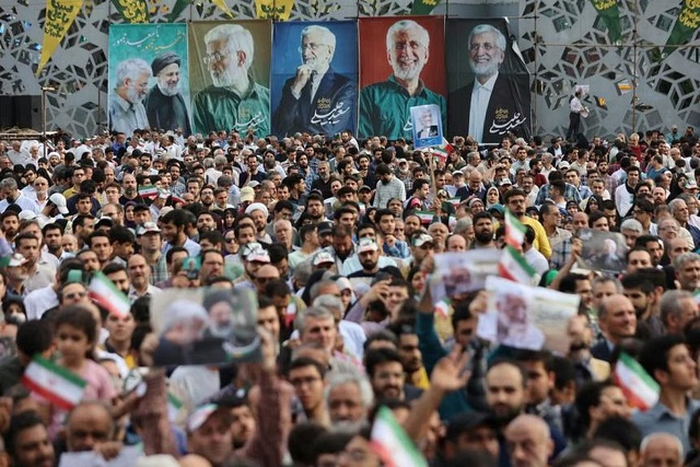 Các áp-phích tranh cử của ứng viên Saeed Jalili trong một sự kiện ở thủ đô Tehran – Iran hôm 24-6 Ảnh: REUTERS