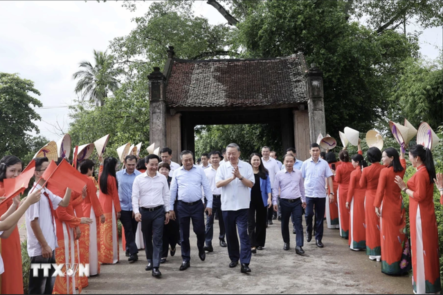 Chủ tịch nước Tô Lâm thăm gia đình 4 thế hệ tại Làng cổ Đường Lâm- Ảnh 3.