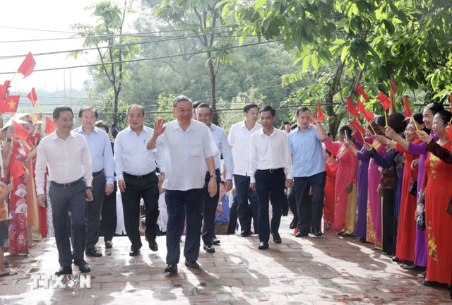 Chủ tịch nước Tô Lâm thăm gia đình 4 thế hệ tại Làng cổ Đường Lâm- Ảnh 4.