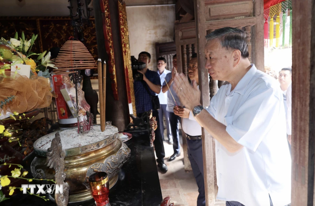 Chủ tịch nước Tô Lâm thăm gia đình 4 thế hệ tại Làng cổ Đường Lâm- Ảnh 5.