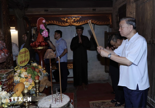 Chủ tịch nước Tô Lâm thăm gia đình 4 thế hệ tại Làng cổ Đường Lâm- Ảnh 6.