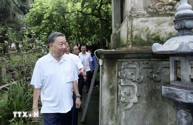 Chủ tịch nước Tô Lâm thăm gia đình 4 thế hệ tại Làng cổ Đường Lâm- Ảnh 7.