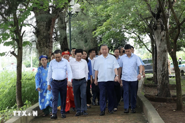 Chủ tịch nước Tô Lâm thăm gia đình 4 thế hệ tại Làng cổ Đường Lâm- Ảnh 8.