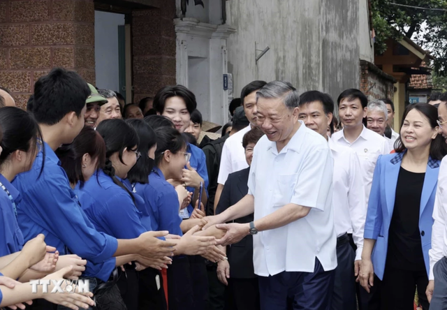 Chủ tịch nước Tô Lâm thăm gia đình 4 thế hệ tại Làng cổ Đường Lâm- Ảnh 10.