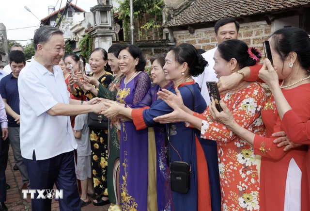 Chủ tịch nước Tô Lâm thăm gia đình 4 thế hệ tại Làng cổ Đường Lâm- Ảnh 1.