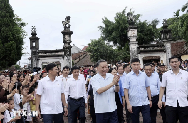 Chủ tịch nước Tô Lâm thăm gia đình 4 thế hệ tại Làng cổ Đường Lâm- Ảnh 11.