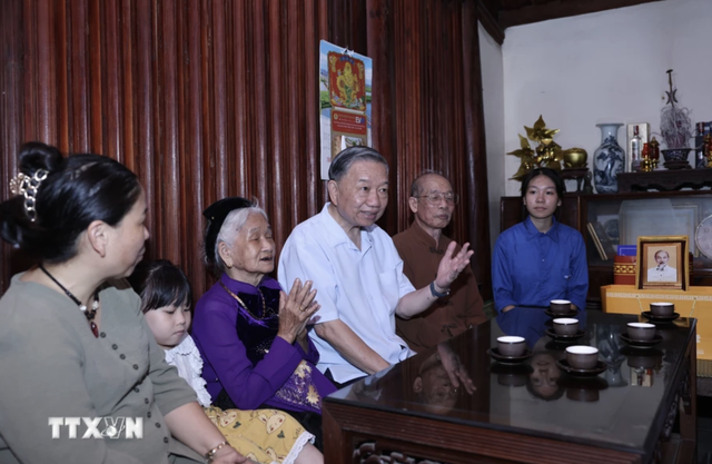 Chủ tịch nước Tô Lâm thăm gia đình 4 thế hệ tại Làng cổ Đường Lâm- Ảnh 12.