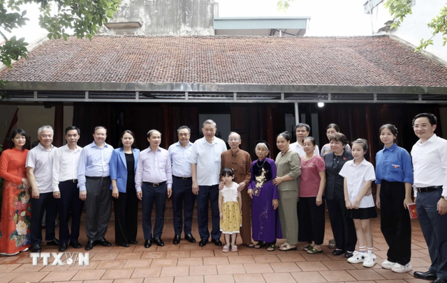Chủ tịch nước Tô Lâm thăm gia đình 4 thế hệ tại Làng cổ Đường Lâm- Ảnh 13.